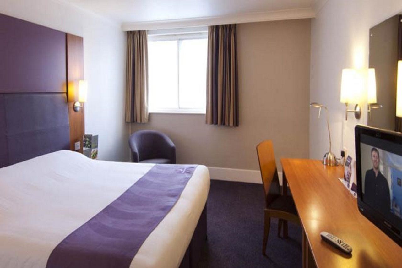Premier Inn Гластонбері Екстер'єр фото