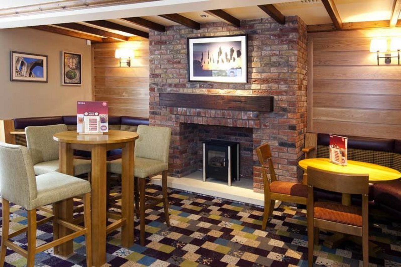 Premier Inn Гластонбері Екстер'єр фото