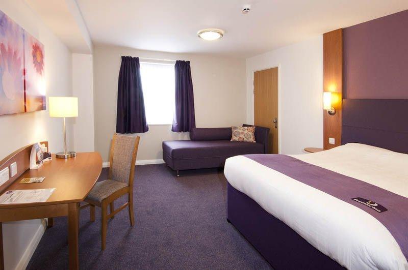 Premier Inn Гластонбері Екстер'єр фото