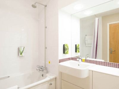 Premier Inn Гластонбері Екстер'єр фото